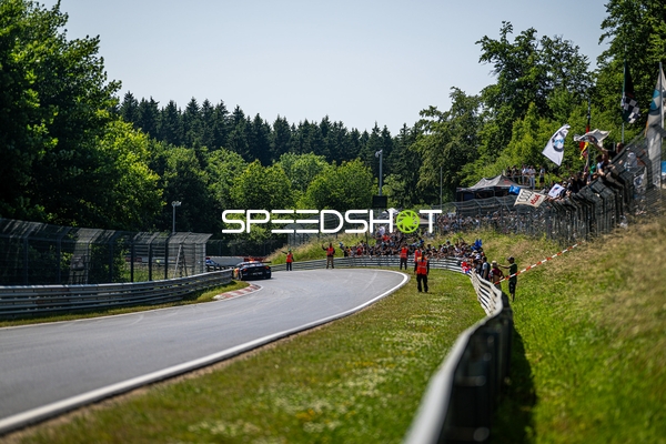 Rennfahrzeug auf der Rennstrecke