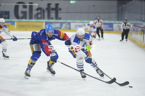Reto Schäppi (91; EHC Kloten) gegen Jan Kovar (43; EV Zug) im Puckkampf