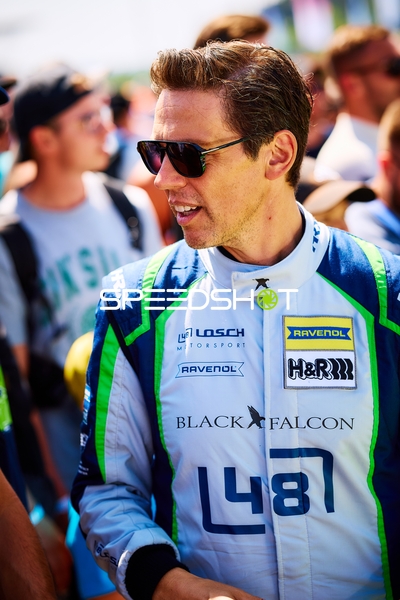 Rennfahrer in der Boxengasse