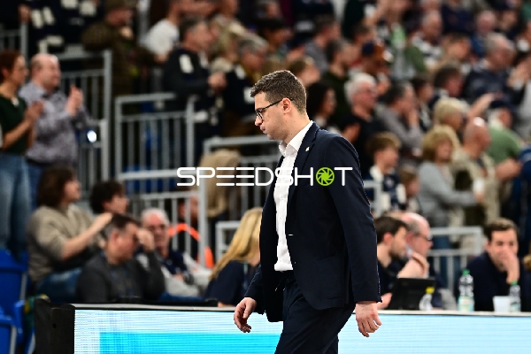 Lazar Spasic (997; EWE Baskets Oldenburg) am Spielfeldrand