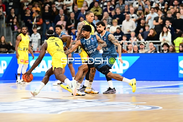 Spielaktion mit Osun Osunniyi (12; MLP Academics Heidelberg) und Marcel Keßen (15; MLP Academics Heidelberg)