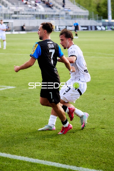 Zweikampf zwischen 7; FSV Frankfurt und Louis Kolbe (3; SV Sandhausen)