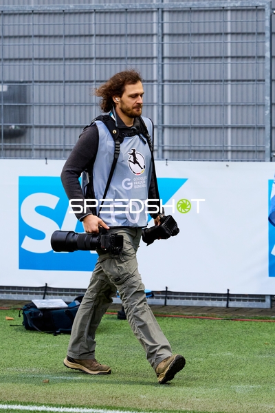 Fotograf am Spielfeldrand