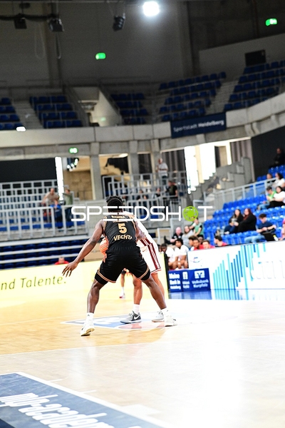 5; Rasta Vechta verteidigt auf dem Court