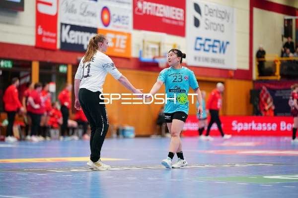 Szene mit Natsuki Aizawa (23; Thüringer HC) und Mira Bender (11; HSG Bensheim/Auerbach)