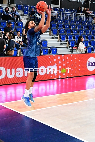 Michael Flowers (6; MLP) wirft Korb