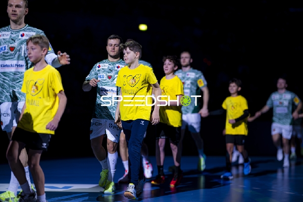 Einlauf von Mathias Gidsel (19; Füchse Berlin) und Tim Freihöfer (20; Füchse Berlin)