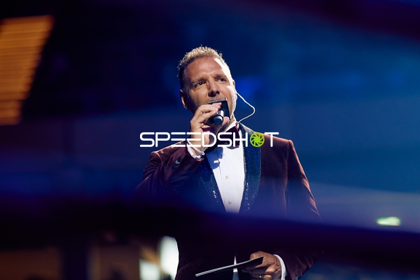 Moderator spricht ins Mikrofon