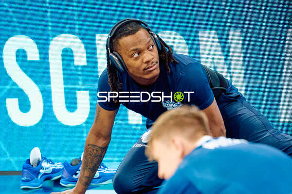 DJ Horne beim Dehnen