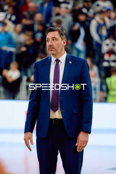 Person vor dem Spiel in der Halle