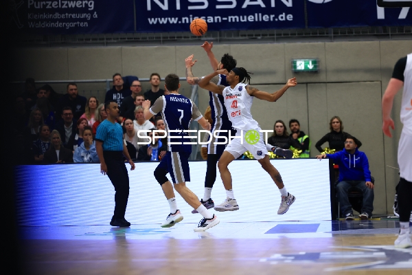 Spielaktion mit Dusan Neskovic (7; MLP Academics Heidelberg) und Jaquan Lawrence (40; Basketball Nymburg)