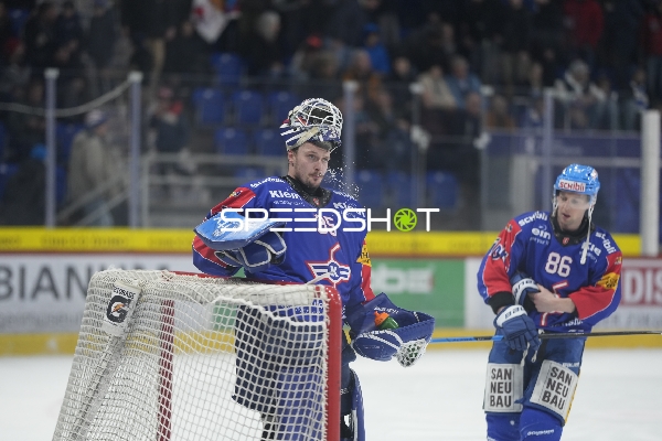 Ludovic Waeber (35; EHC Kloten) und Tyler Morley (86; EHC Kloten) in Aktion