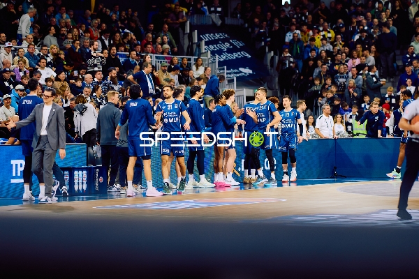 Spieler begrüßen sich auf dem Spielfeldrand