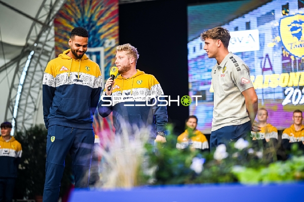 Saisoneröffnungs-Veranstaltung mit Interviews und Gesprächen.