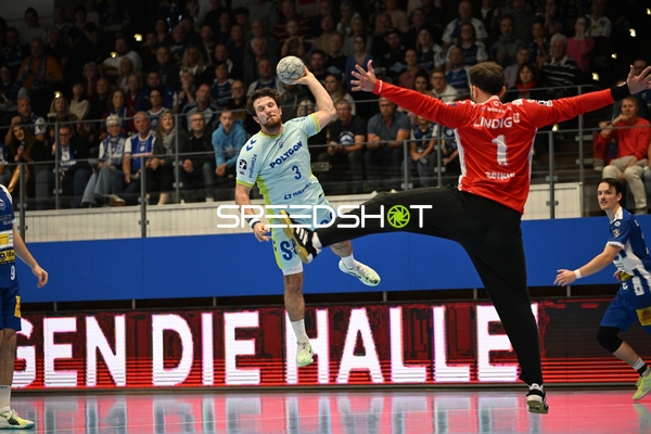 Dominik Kuzmanovic (1; VfL Gummersbach) pariert Wurf von Oskar Joelsson (3; ThSV Eisenach)