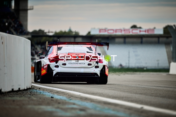 Rennfahrzeug auf der Rennstrecke