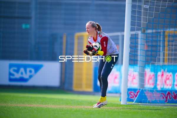 Torhüterin hält den Ball