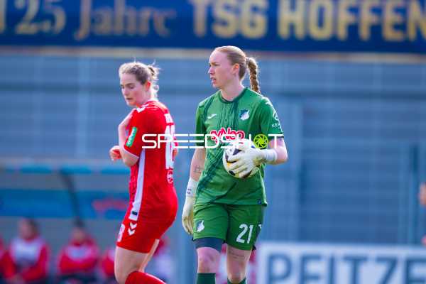 Torwart hält den Ball