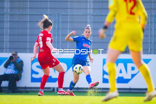 Ballführung von Spielerin im blauen Trikot