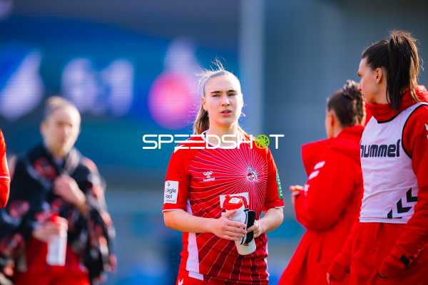 Spielerinnen des 1. FC Köln machen sich warm.