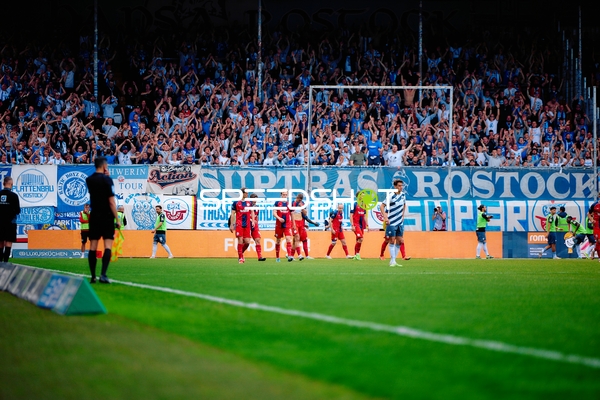 Spieler laufen vom Feld SV Sandhausen FC Hansa Rostock