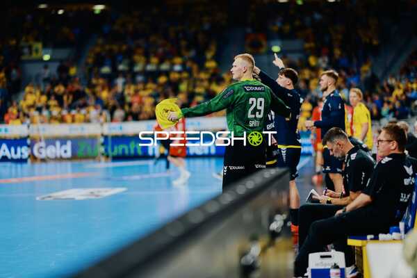 Torwart in Bereitschaftsposition mit Ball in der Hand am Spielfeldrand