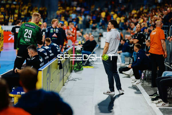 Spieler bespricht sich mit Trainer an der Seitenlinie