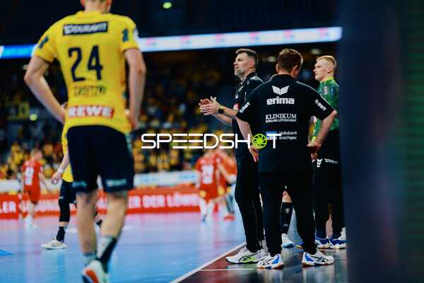 Trainer gibt Anweisungen an der Seitenlinie