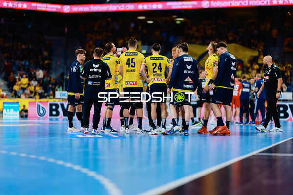 Teamversammlung auf dem Spielfeld