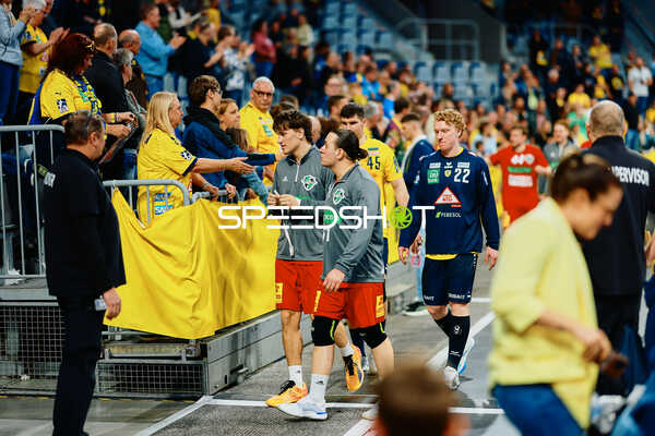 Spieler verlässt das Spielfeld und interagiert mit Fans.