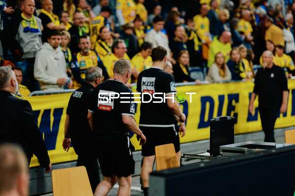 Trainer in Aktion am Spielfeldrand