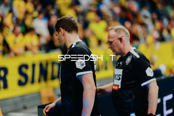 Schiedsrichter während des Spiels
