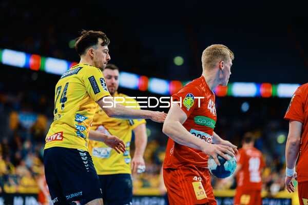 Ein Spieler der Rhein-Neckar Löwen versucht einen Gegner von TSV Hannover Burgdorf zu blockieren.