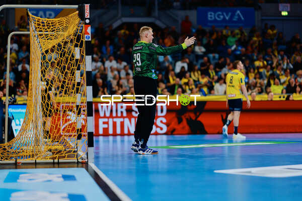 Torwart positioniert sich in Erwartung eines Angriffs