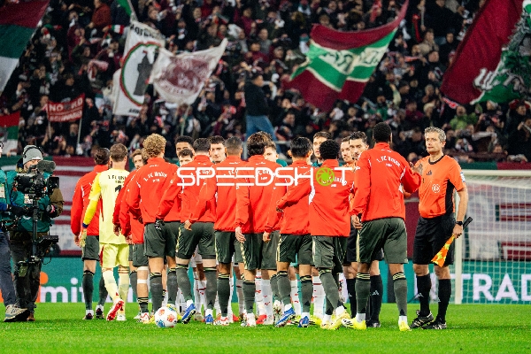 Spieler begrüßen sich