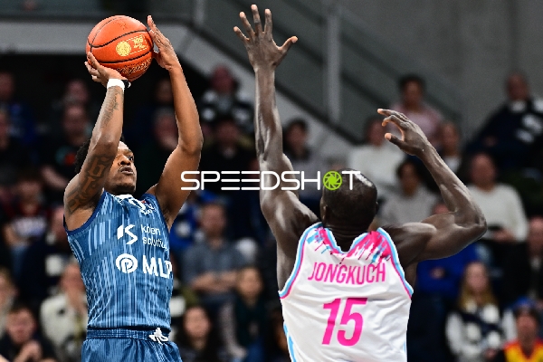 Spielaktion mit DJ Horne (0; MLP Academics Heidelberg) und Kur Jongkuch (15; Telekom Baskets Bonn)