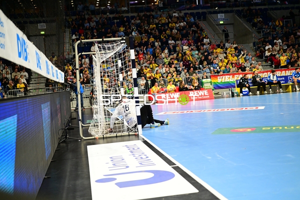 Sebastian Heymann (13; Rhein Neckar Löwen) am Torrand