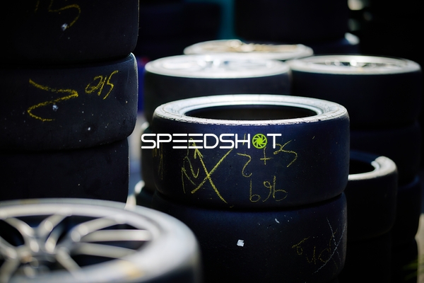 Reifenstapel in der Boxengasse