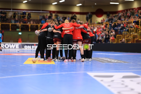 Szene mit Mareike Thomaier (2; HSG Bensheim/Auerbach) und Teamkollegen