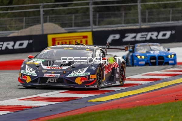 Zwei Fahrzeuge auf der Rennstrecke