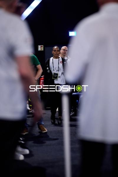 Ringside-Zone Face-Off