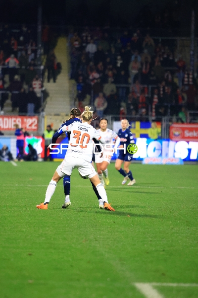 Zweikampf zwischen Carolin Simon (30; FC Bayern München) und Valesca Ampoorter (18; TSG Hoffenheim Frauen)