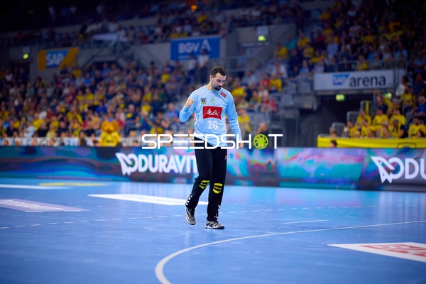 Torwart Tibor Ivanisevic (16; TSV GWD Minden) in Position