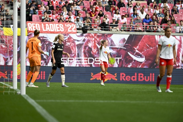 Spielerinnen im Torraum