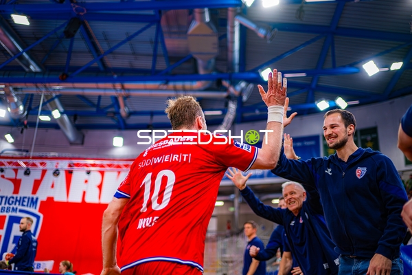 High Five Tom Wolf (10;SG BBM Bietigheim), Ryota Tanimura (98;SG BBM Bietigheim)