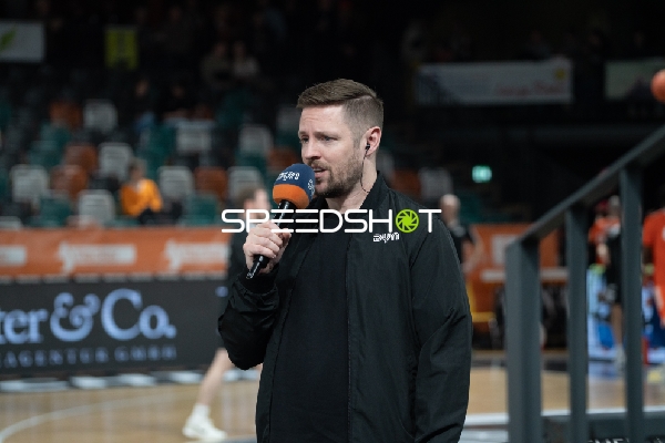 DYN Moderator bei Interview in der Halle