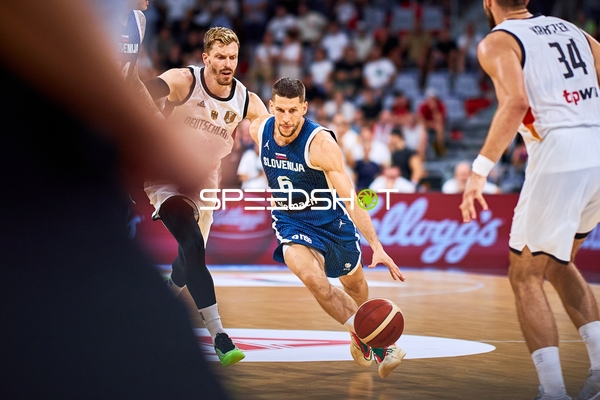 Zweikampf: Aleksej Nikolić (6; Slowenien) gegen Andreas Obst (42; Deutschland)