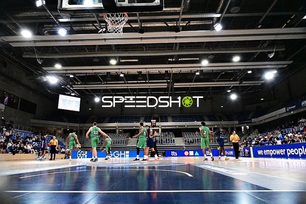 Spieler vor Sprungball