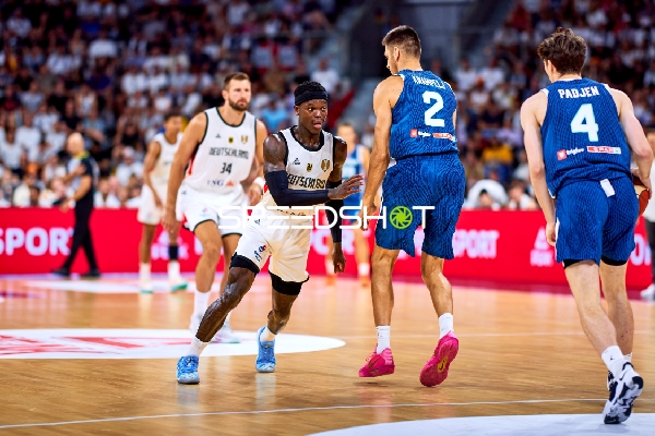 Dennis Schröder (17; Deutschland) im Duell mit 2; Slowenien