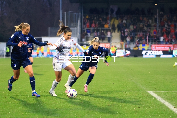 Spielerin mit Ball bedrängt